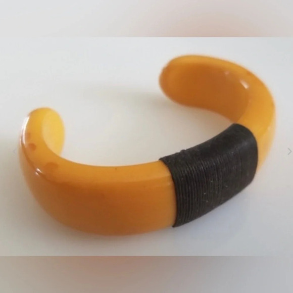 Bakelite Vintage 1940s Butterscotch Cuff Bracelet in Wrapped Thread​ TESTED EUC - Picture 2 of 4